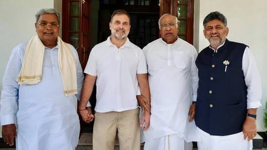 ದೆಹಲಿಯಲ್ಲಿ ಸಂಪುಟ ರಚನೆ ಚರ್ಚೆಯ ಸಂದರ್ಭದಲ್ಲಿ ಹೈಕಮಾಂಡ್ ನಾಯಕರೊಂದಿಗೆ ಸಿದ್ದರಾಮಯ್ಯ ಮತ್ತು ಡಿ.ಕೆ. ಶಿವಕುಮಾರ್