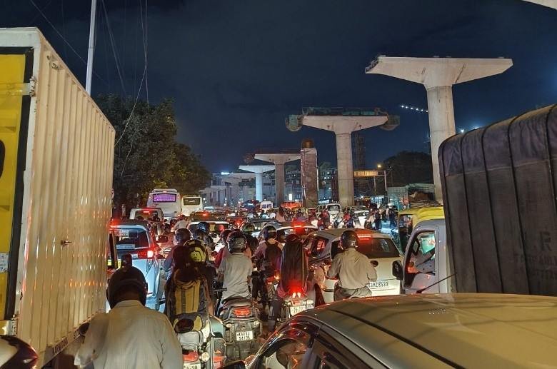 Bengaluru Heavy Rain night traffic jam and waterlogged streets in Rajajinagar